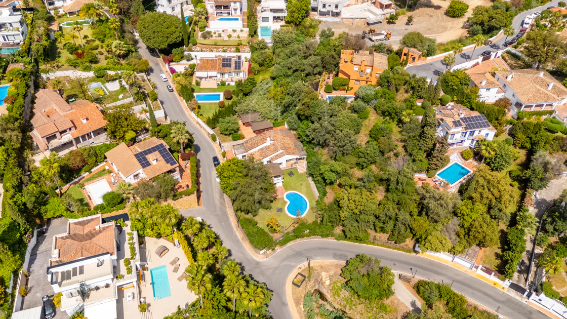 VILĂ FERMECĂTOARE CU 4 DORMITOARE ȘI SPAȚIU EXTERIOR EXTINS ÎN MARBELLA