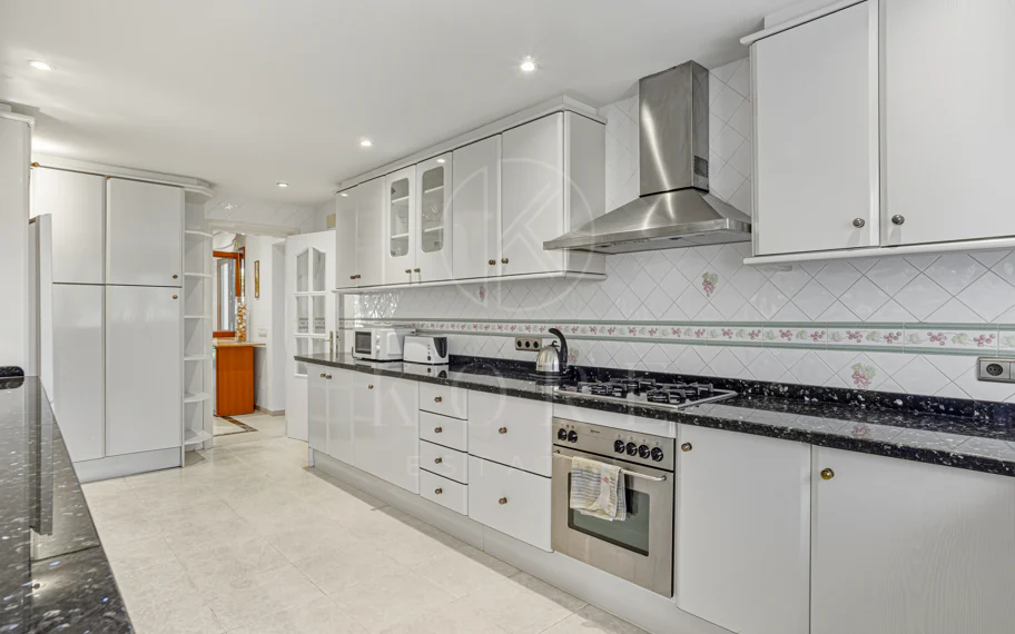 Elegant, southeast facing five bedroom Villa located on the New Golden Mile in Estepona, just steps from the beach