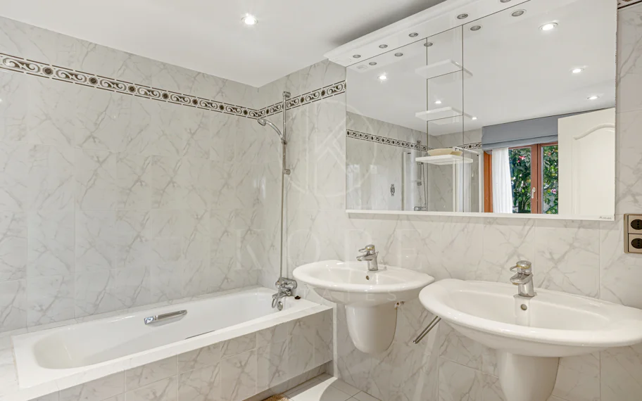 Elegant, southeast facing five bedroom Villa located on the New Golden Mile in Estepona, just steps from the beach