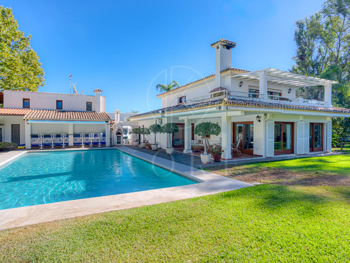 Elegante villa de cinco habitaciones situada en la Nueva Milla de Oro en Estepona, a pocos pasos de la playa