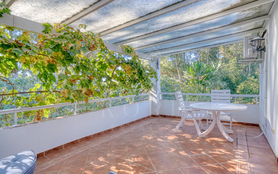 Elegant, southeast facing five bedroom Villa located on the New Golden Mile in Estepona, just steps from the beach