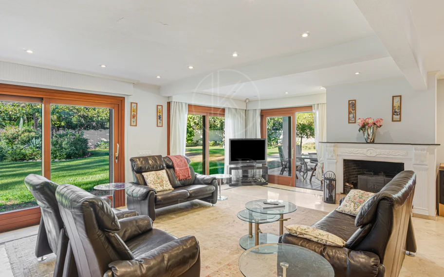 Elegant, southeast facing five bedroom Villa located on the New Golden Mile in Estepona, just steps from the beach