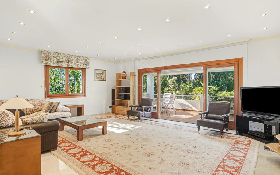 Elegant, southeast facing five bedroom Villa located on the New Golden Mile in Estepona, just steps from the beach