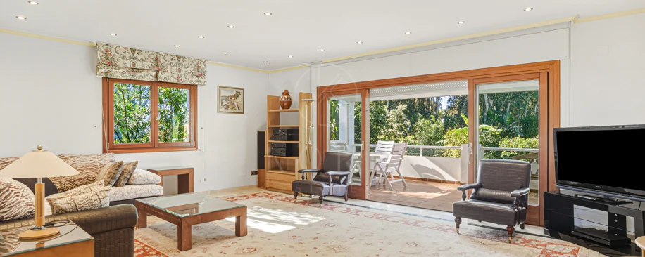 Elegant, southeast facing five bedroom Villa located on the New Golden Mile in Estepona, just steps from the beach
