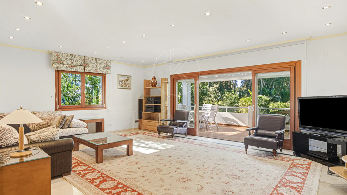 Elegant, southeast facing five bedroom Villa located on the New Golden Mile in Estepona, just steps from the beach