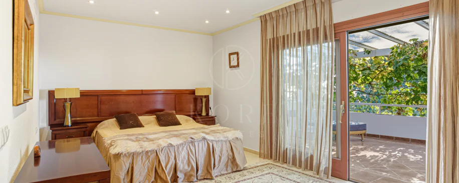 Elegant, southeast facing five bedroom Villa located on the New Golden Mile in Estepona, just steps from the beach