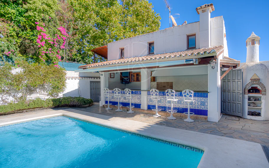 Elegant, southeast facing five bedroom Villa located on the New Golden Mile in Estepona, just steps from the beach