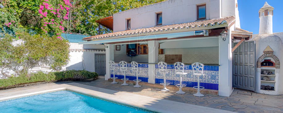 Elegant, southeast facing five bedroom Villa located on the New Golden Mile in Estepona, just steps from the beach