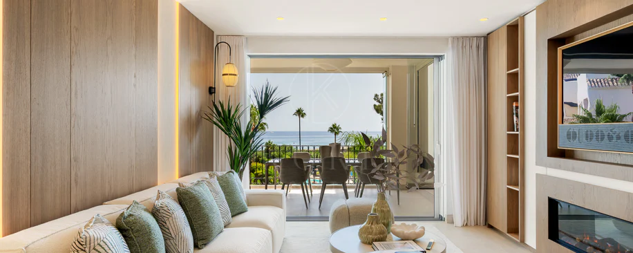 Impresionante apartamento, recientemente renovado, en primera línea de playa cerca del centro de Estepona.