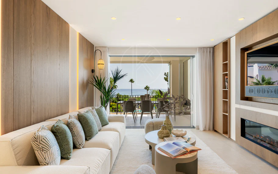 Stunning, recently renovated, apartment on the beach close to Estepona town!