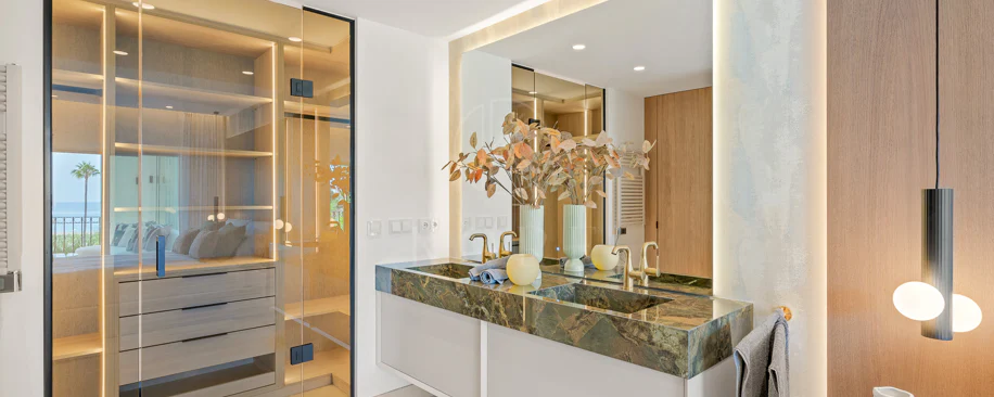 Impresionante apartamento, recientemente renovado, en primera línea de playa cerca del centro de Estepona.