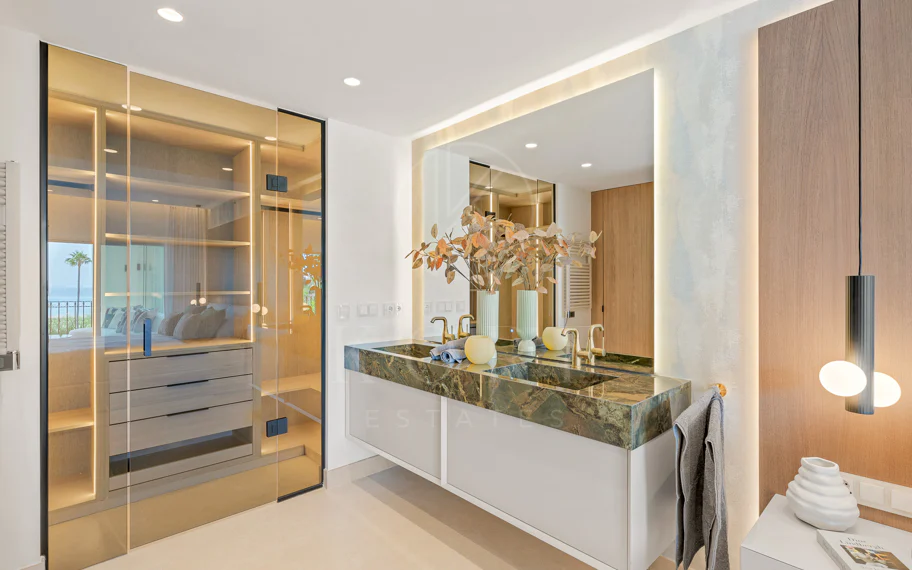 Stunning, recently renovated, apartment on the beach close to Estepona town!