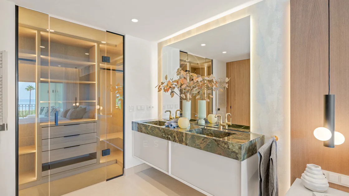 Impresionante apartamento, recientemente renovado, en primera línea de playa cerca del centro de Estepona.