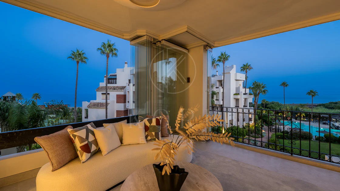Impresionante apartamento, recientemente renovado, en primera línea de playa cerca del centro de Estepona.