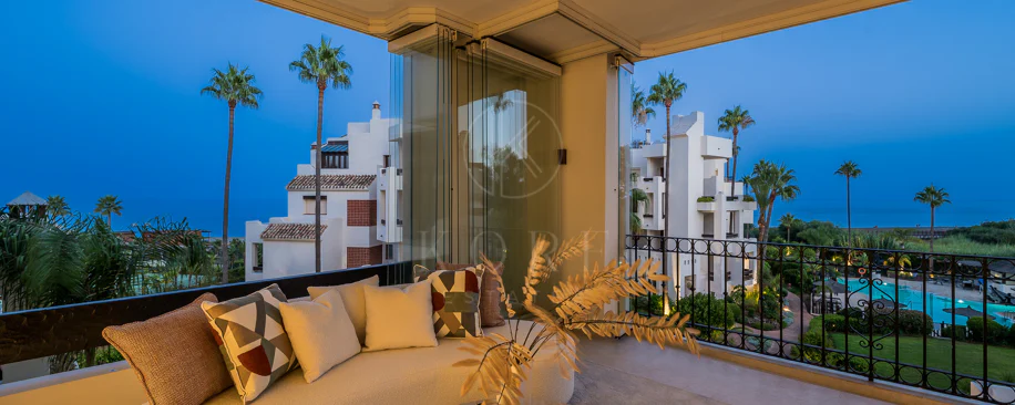 Impresionante apartamento, recientemente renovado, en primera línea de playa cerca del centro de Estepona.
