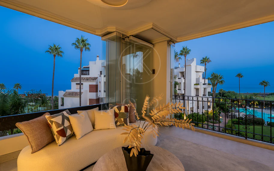 Stunning, recently renovated, apartment on the beach close to Estepona town!