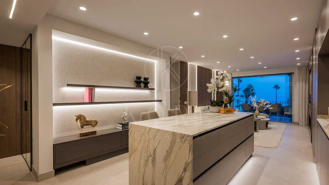 Impresionante apartamento, recientemente renovado, en primera línea de playa cerca del centro de Estepona.