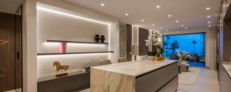 Impresionante apartamento, recientemente renovado, en primera línea de playa cerca del centro de Estepona.