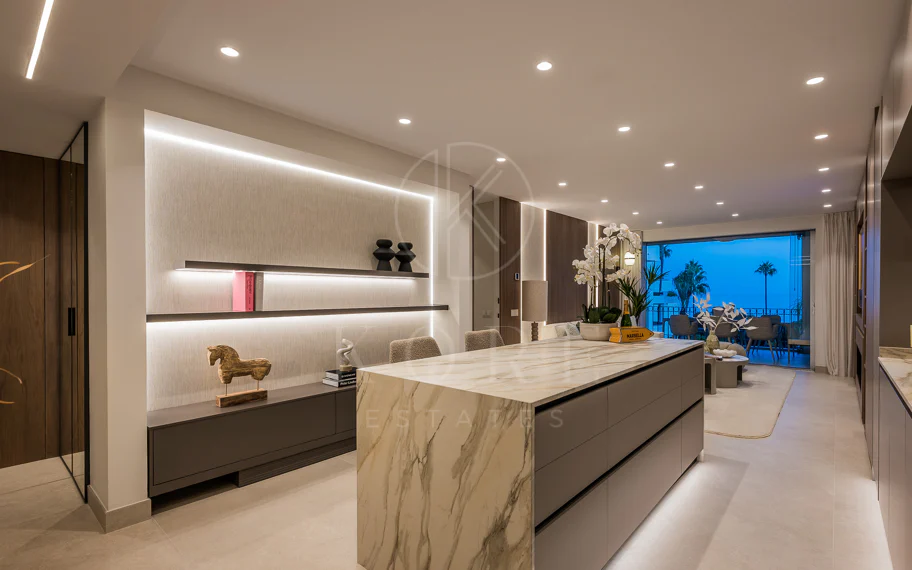 Stunning, recently renovated, apartment on the beach close to Estepona town!