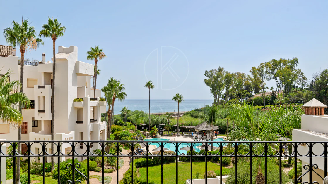Impresionante apartamento, recientemente renovado, en primera línea de playa cerca del centro de Estepona.