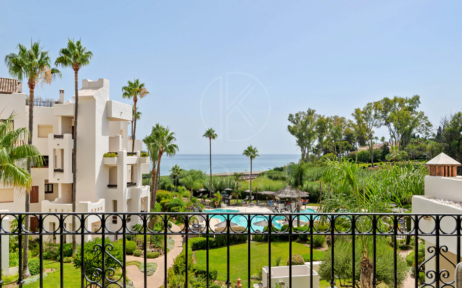 Stunning, recently renovated, apartment on the beach close to Estepona town!