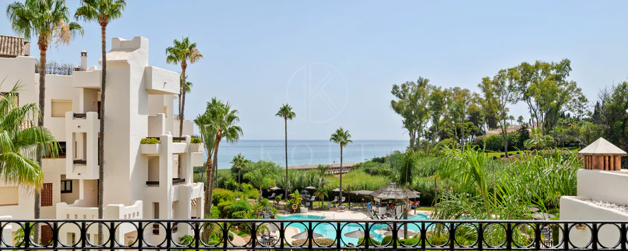 Impresionante apartamento, recientemente renovado, en primera línea de playa cerca del centro de Estepona.