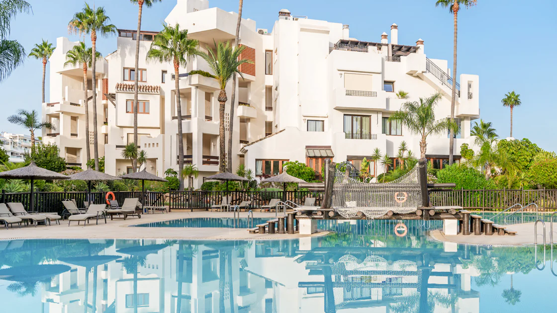 Impresionante apartamento, recientemente renovado, en primera línea de playa cerca del centro de Estepona.