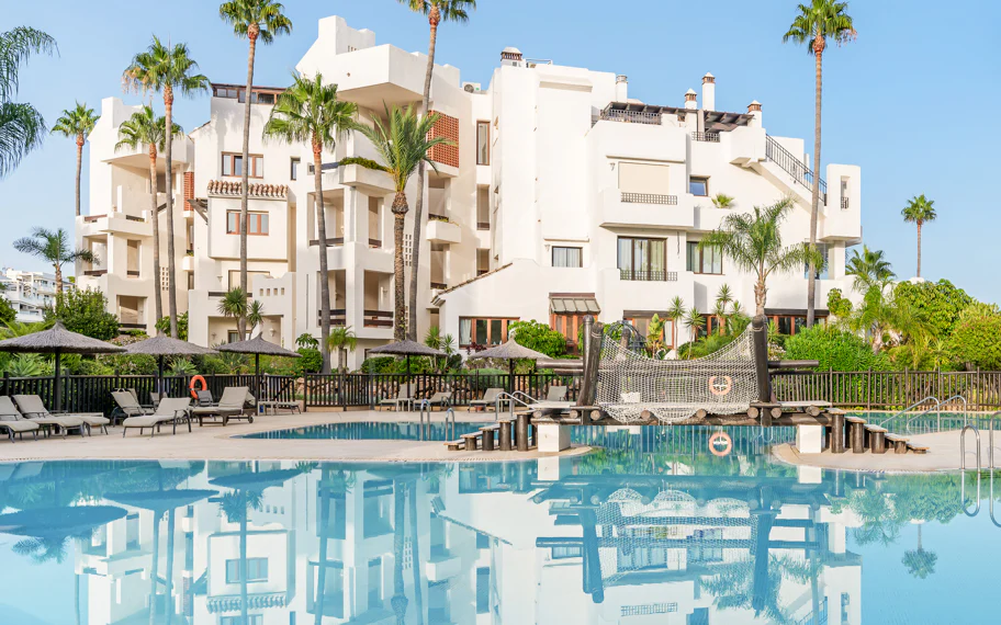 Stunning, recently renovated, apartment on the beach close to Estepona town!