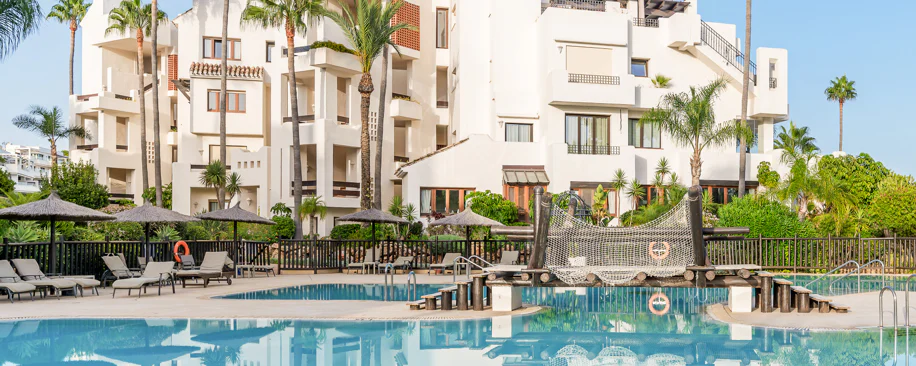 Impresionante apartamento, recientemente renovado, en primera línea de playa cerca del centro de Estepona.