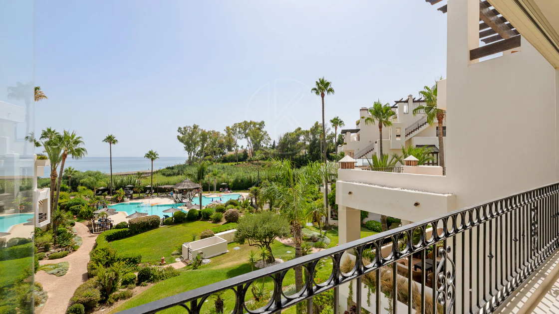 Impresionante apartamento, recientemente renovado, en primera línea de playa cerca del centro de Estepona.