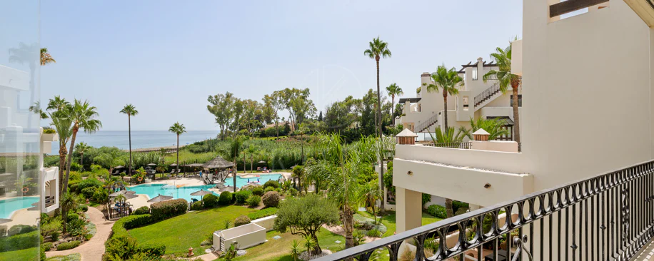 Impresionante apartamento, recientemente renovado, en primera línea de playa cerca del centro de Estepona.