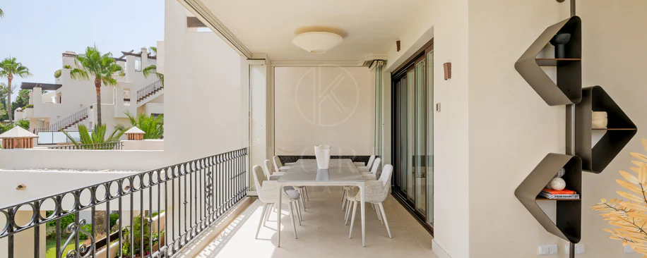 Impresionante apartamento, recientemente renovado, en primera línea de playa cerca del centro de Estepona.