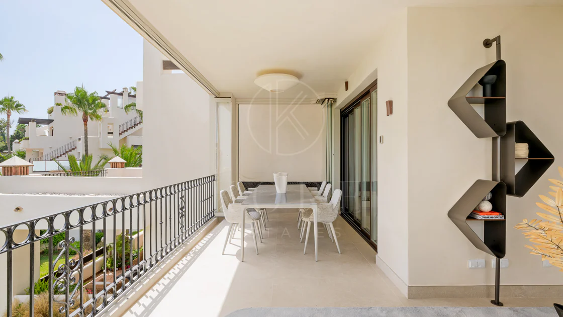 Impresionante apartamento, recientemente renovado, en primera línea de playa cerca del centro de Estepona.
