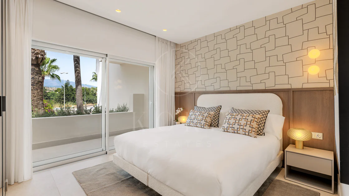 Impresionante apartamento, recientemente renovado, en primera línea de playa cerca del centro de Estepona.