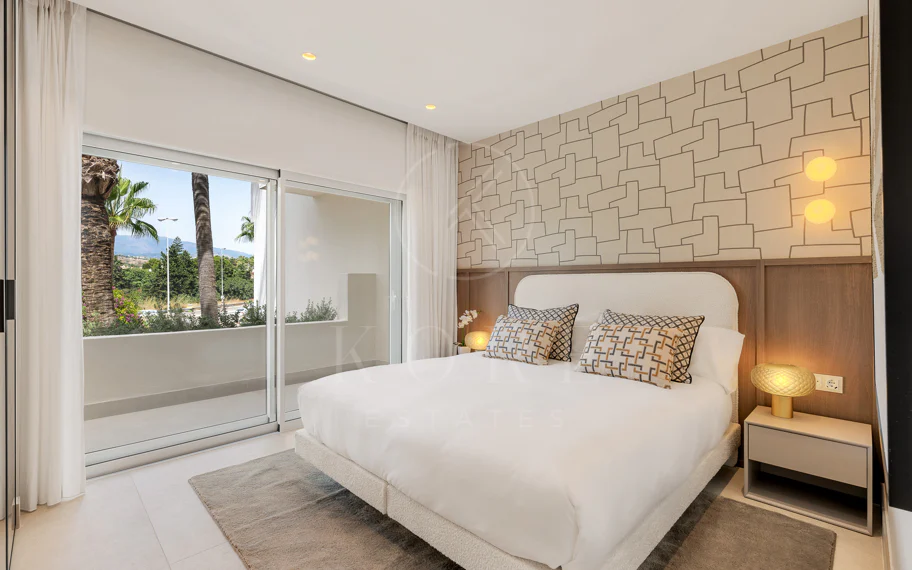 Stunning, recently renovated, apartment on the beach close to Estepona town!