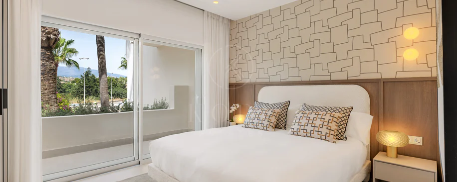 Impresionante apartamento, recientemente renovado, en primera línea de playa cerca del centro de Estepona.