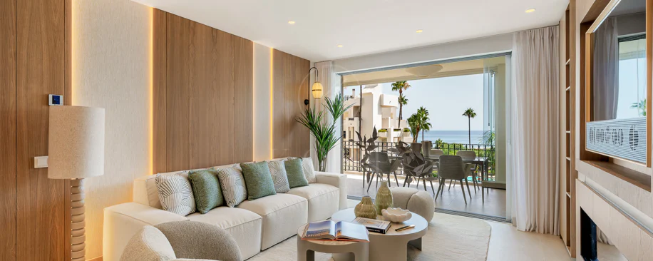 Impresionante apartamento, recientemente renovado, en primera línea de playa cerca del centro de Estepona.