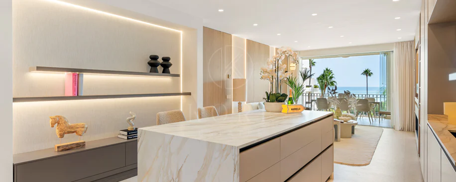 Impresionante apartamento, recientemente renovado, en primera línea de playa cerca del centro de Estepona.