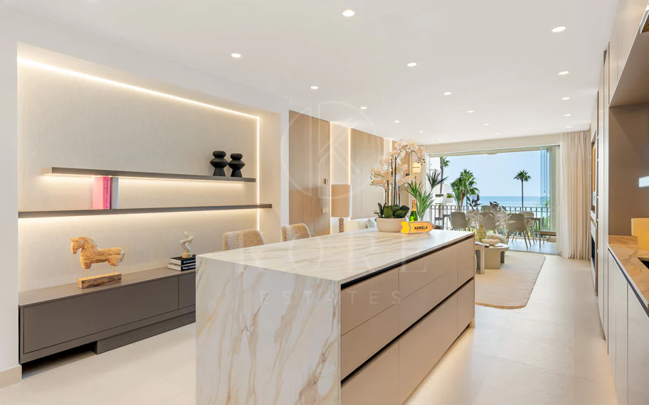 Stunning, recently renovated, apartment on the beach close to Estepona town!