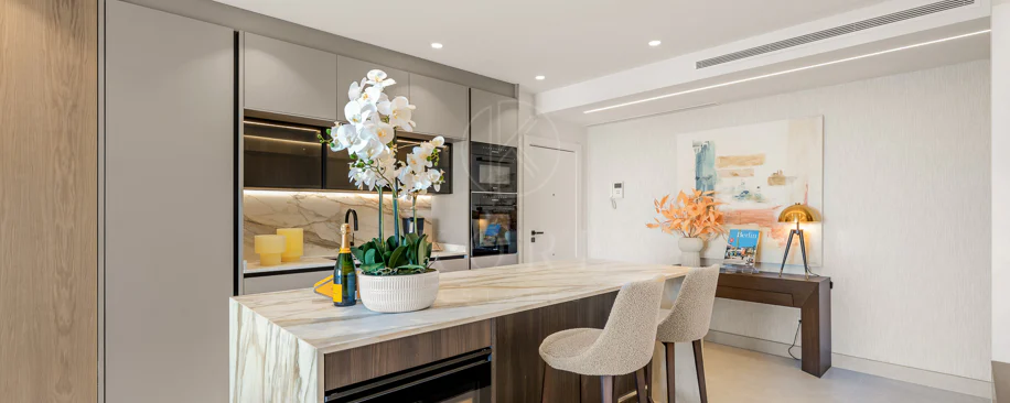 Impresionante apartamento, recientemente renovado, en primera línea de playa cerca del centro de Estepona.