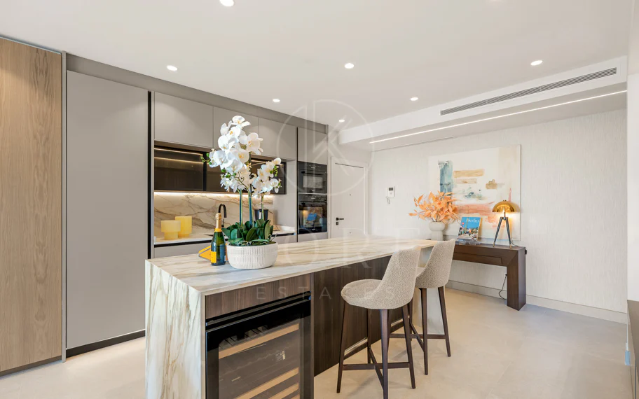 Stunning, recently renovated, apartment on the beach close to Estepona town!