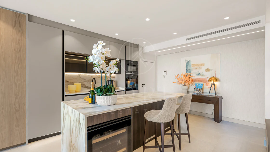 Impresionante apartamento, recientemente renovado, en primera línea de playa cerca del centro de Estepona.
