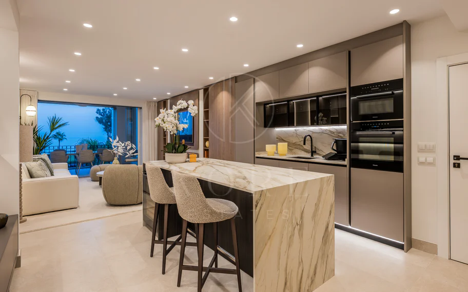 Stunning, recently renovated, apartment on the beach close to Estepona town!