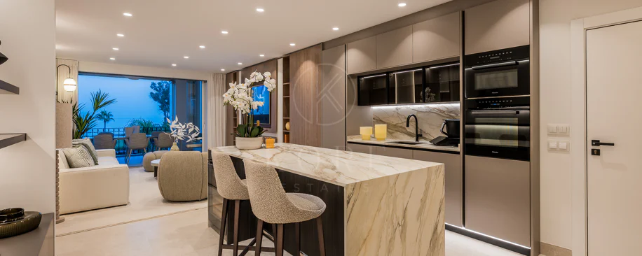 Impresionante apartamento, recientemente renovado, en primera línea de playa cerca del centro de Estepona.