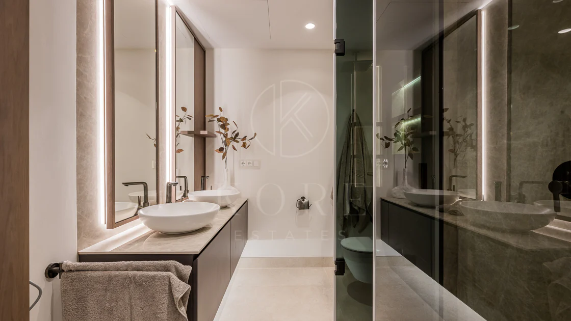 Impresionante apartamento, recientemente renovado, en primera línea de playa cerca del centro de Estepona.