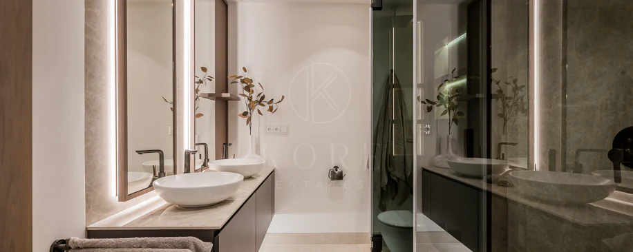 Impresionante apartamento, recientemente renovado, en primera línea de playa cerca del centro de Estepona.