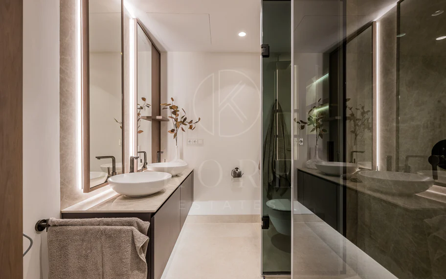 Stunning, recently renovated, apartment on the beach close to Estepona town!