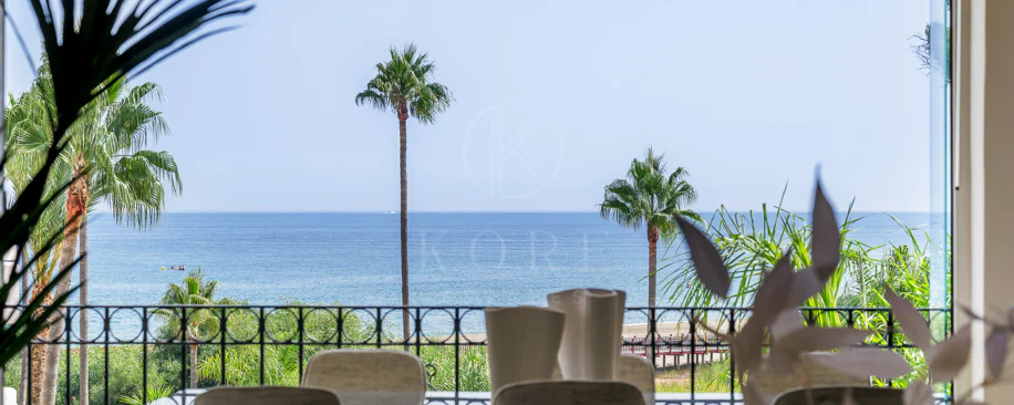 Impresionante apartamento, recientemente renovado, en primera línea de playa cerca del centro de Estepona.
