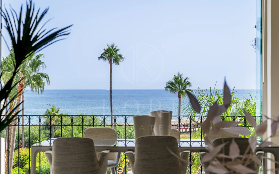 Stunning, recently renovated, apartment on the beach close to Estepona town!