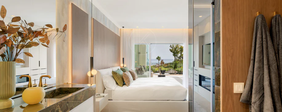 Impresionante apartamento, recientemente renovado, en primera línea de playa cerca del centro de Estepona.